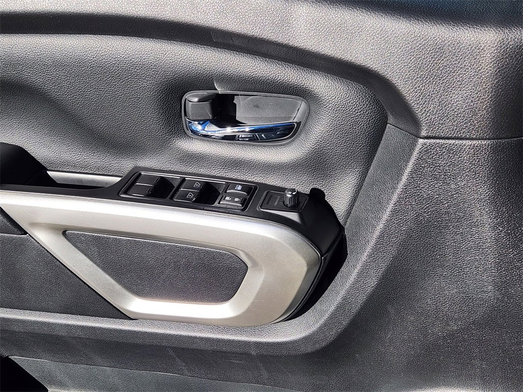 Used 2023 Nissan Titan SV image 3