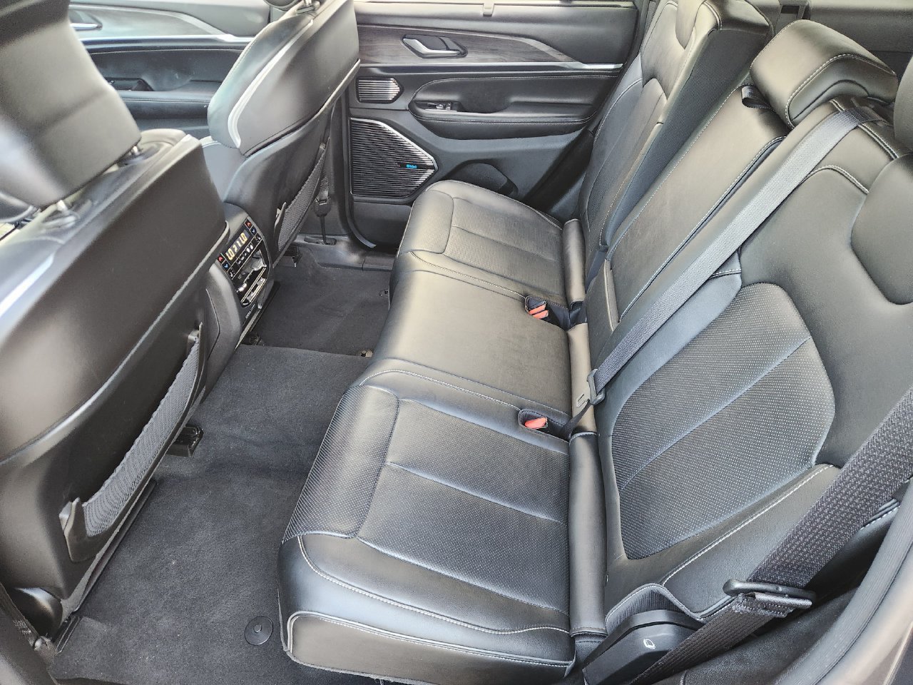 Used 2023 Jeep Grand Cherokee Overland w/ Adv Protech Group III AWD/4WD image 28