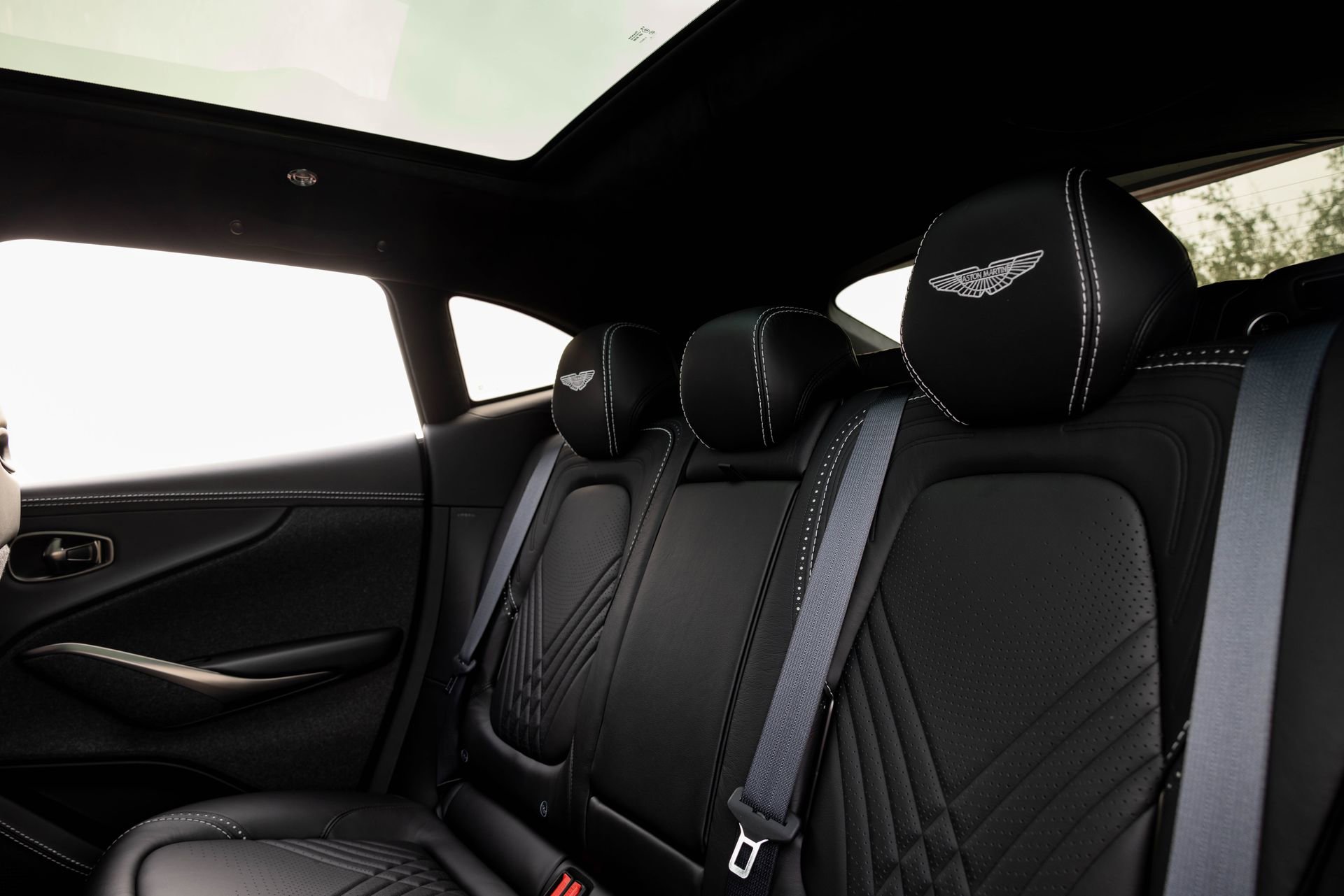 Used 2021 Aston Martin DBX AWD/4WD image 13