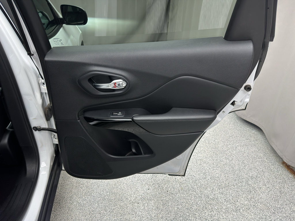 Used 2019 Jeep Cherokee Latitude Plus AWD/4WD image 15