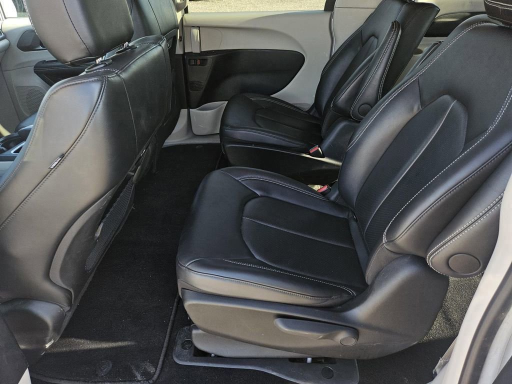 Used 2024 Chrysler Pacifica Select image 28