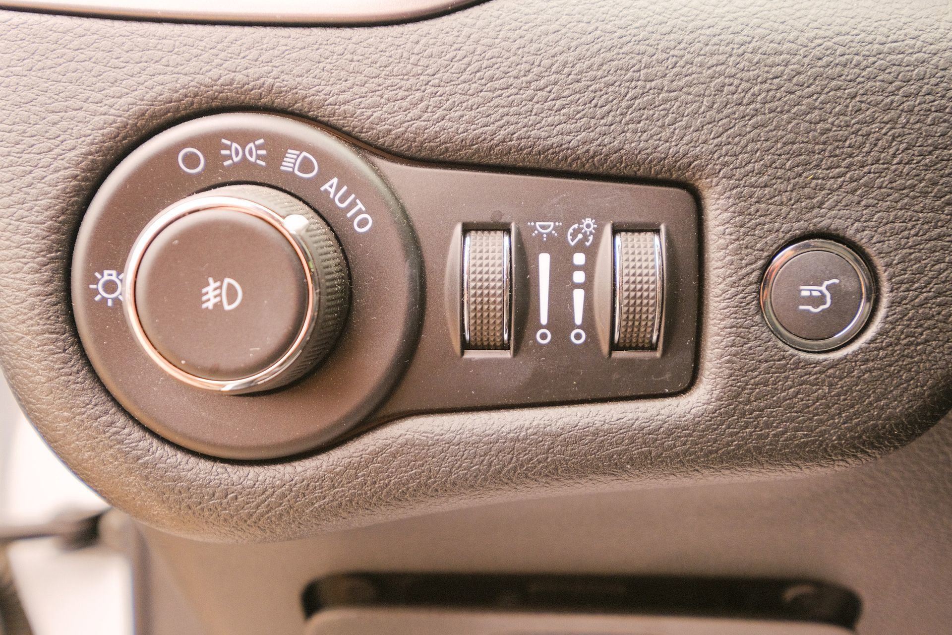 Used 2022 Jeep Cherokee Latitude Lux w/ Sun & Sound Group image 38