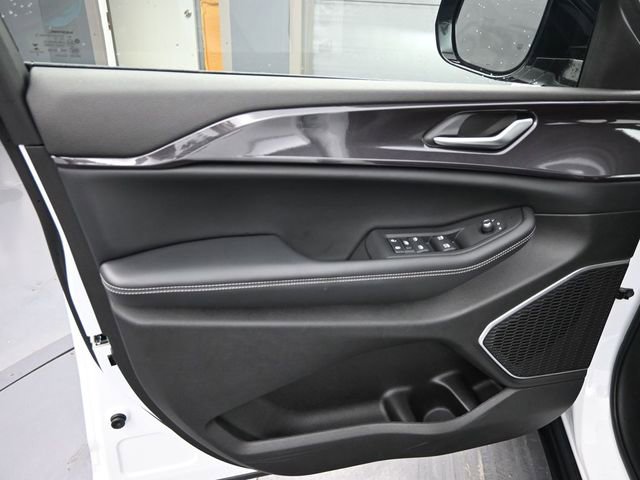 Used 2022 Jeep Grand Cherokee Altitude image 11