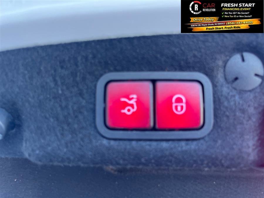 Used 2019 Mercedes-Benz C 300 4MATIC Sedan w/ Premium Package image 4