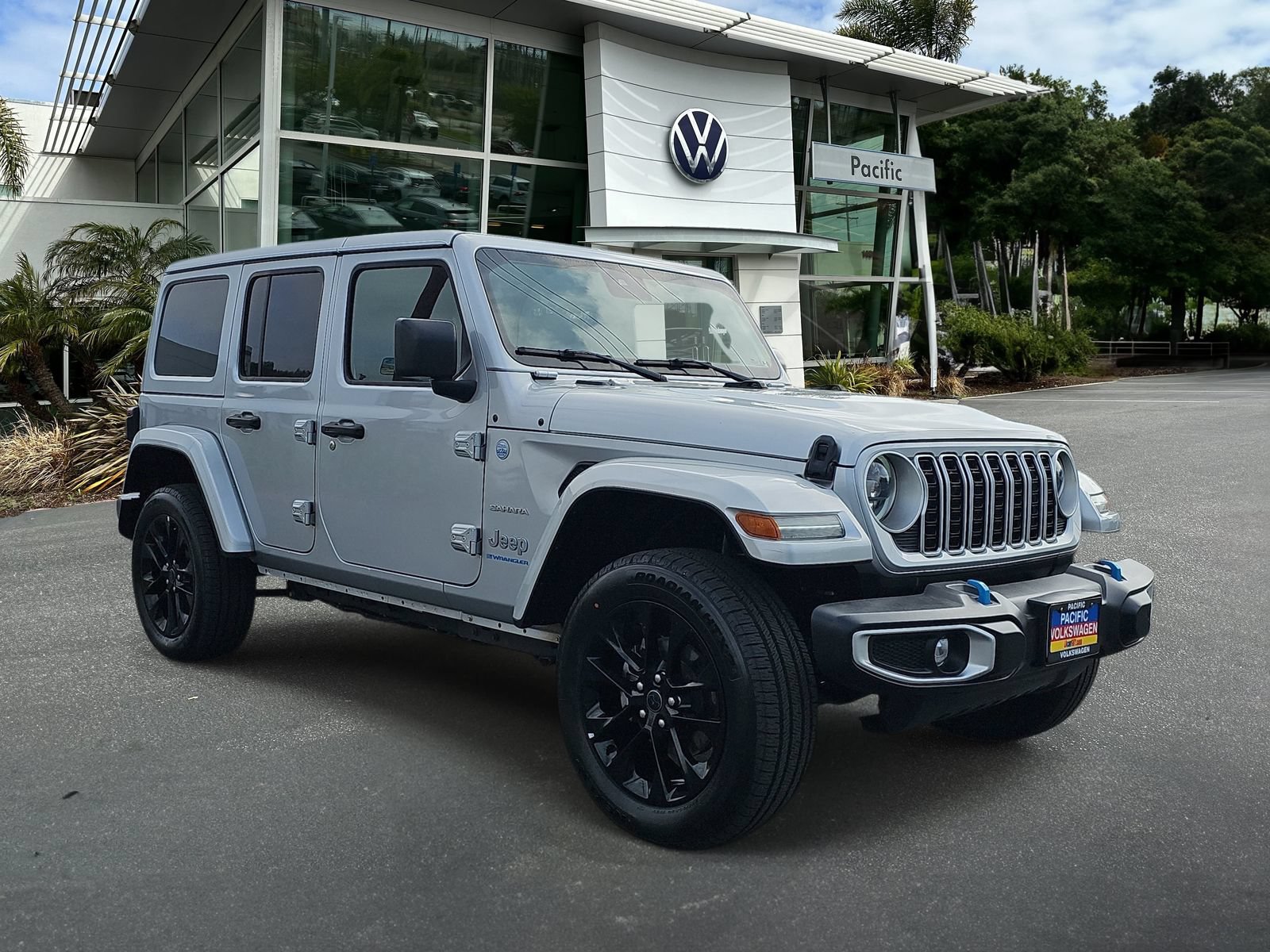 Used 2024 Jeep Wrangler Unlimited Sahara AWD/4WD image 3