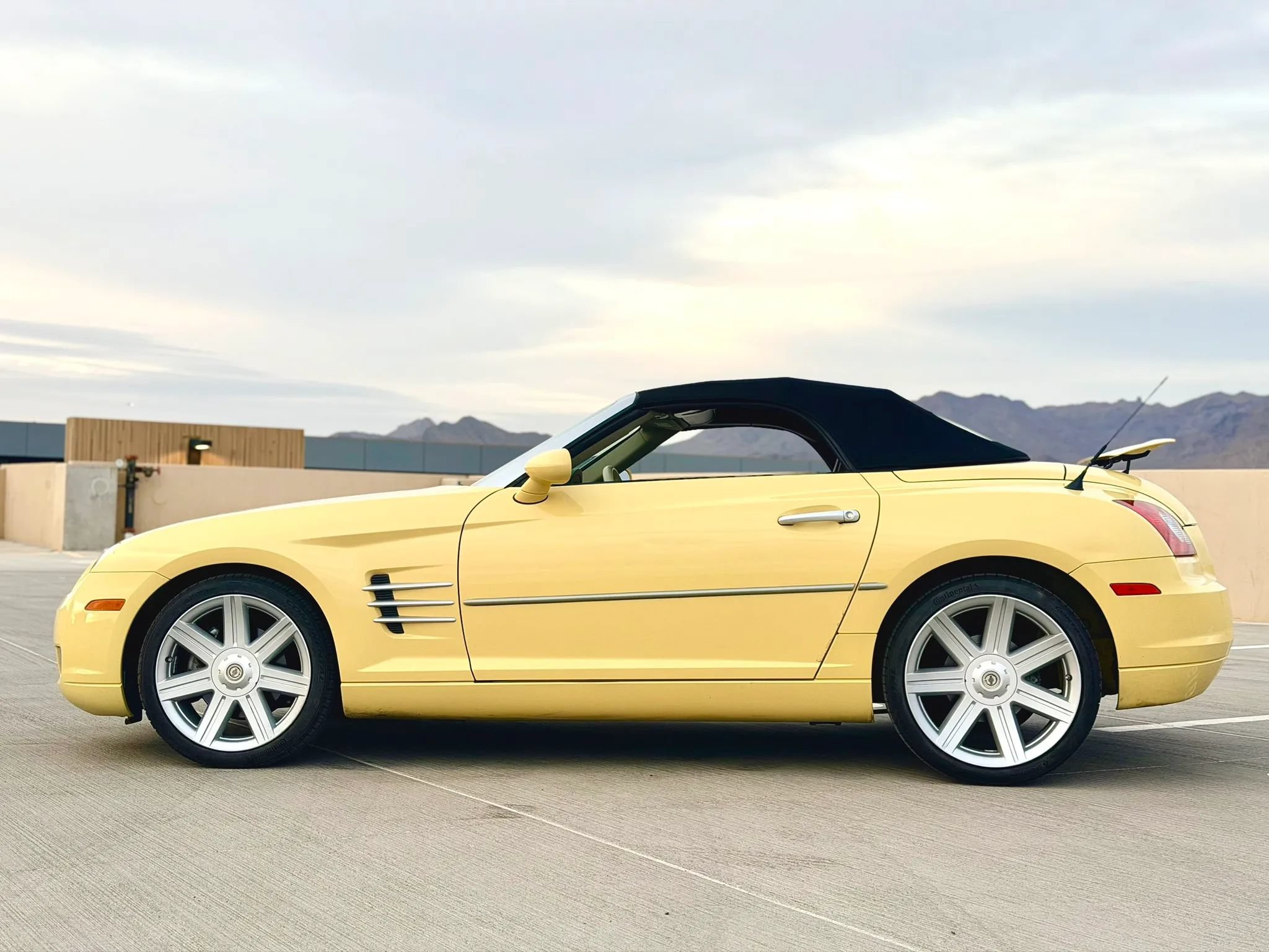 Used 2005 Chrysler Crossfire Limited RWD image 5