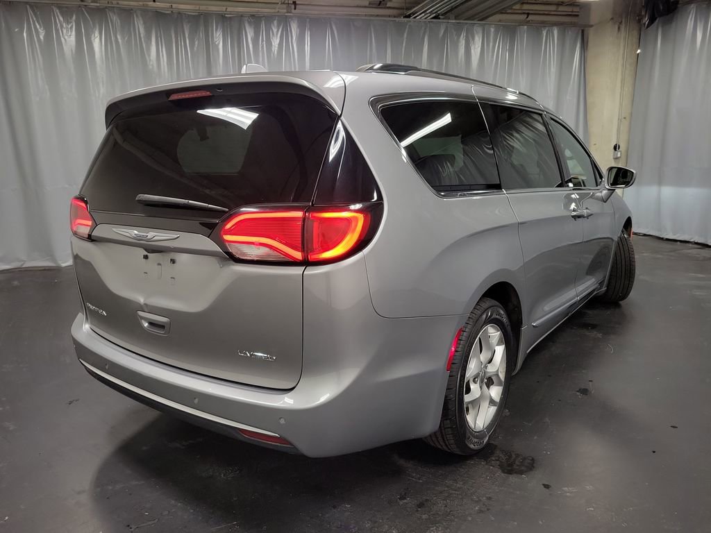 Used 2020 Chrysler Pacifica Limited image 9