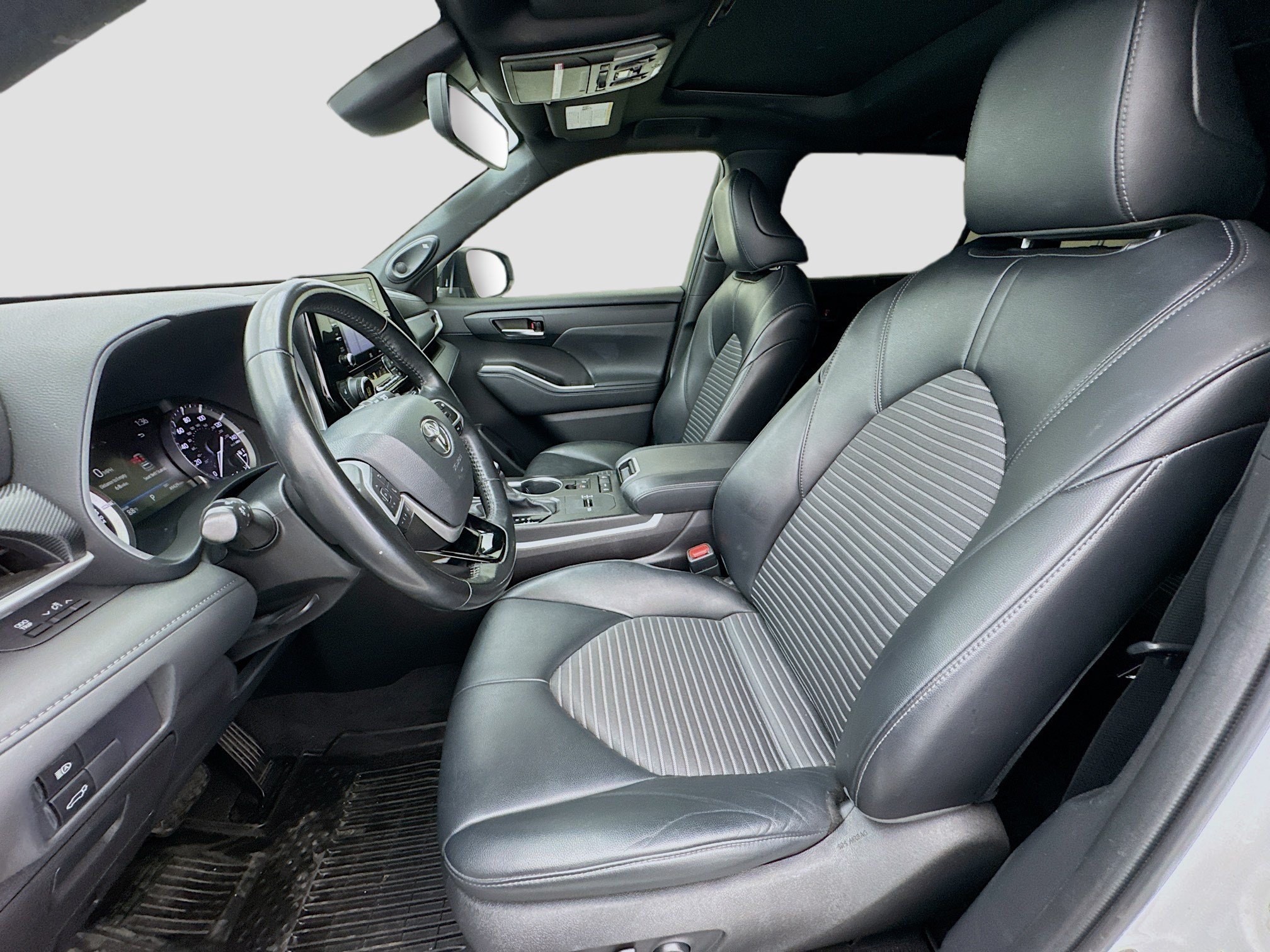 Used 2022 Toyota Highlander XSE FWD image 13
