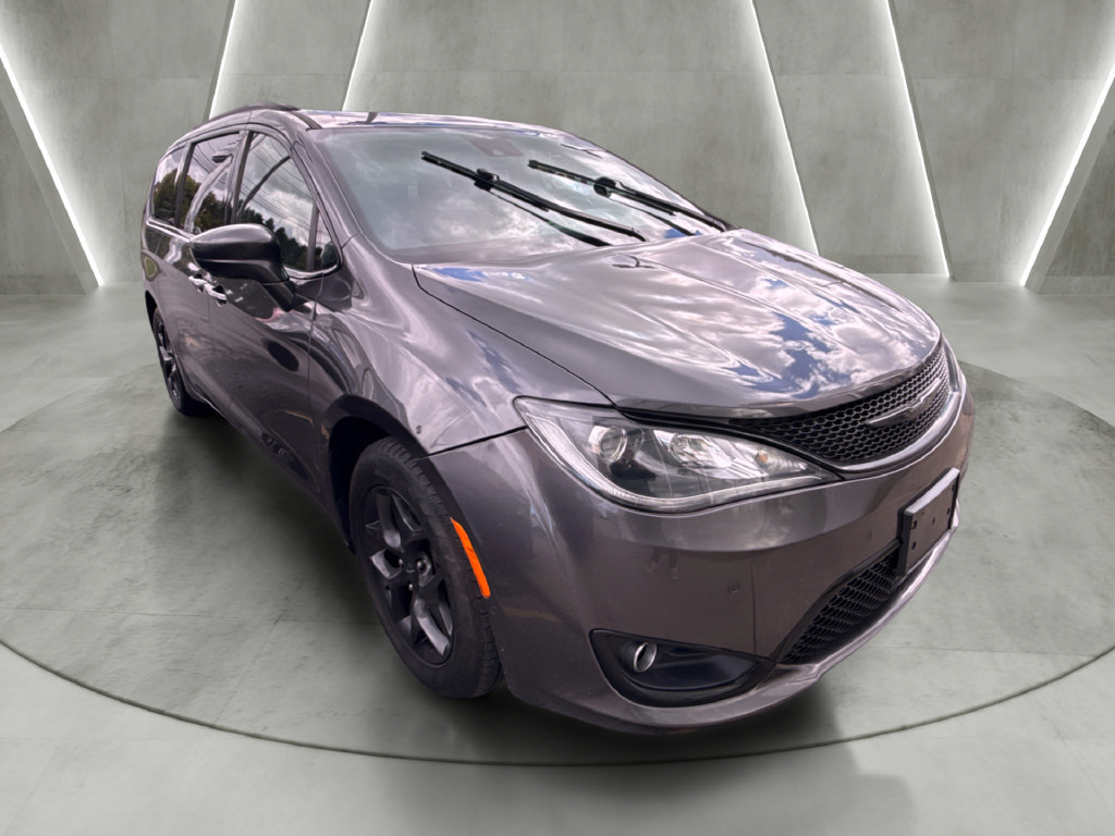 Used 2020 Chrysler Pacifica Touring-L Plus w/ Advanced Safetytec Group FWD image 1