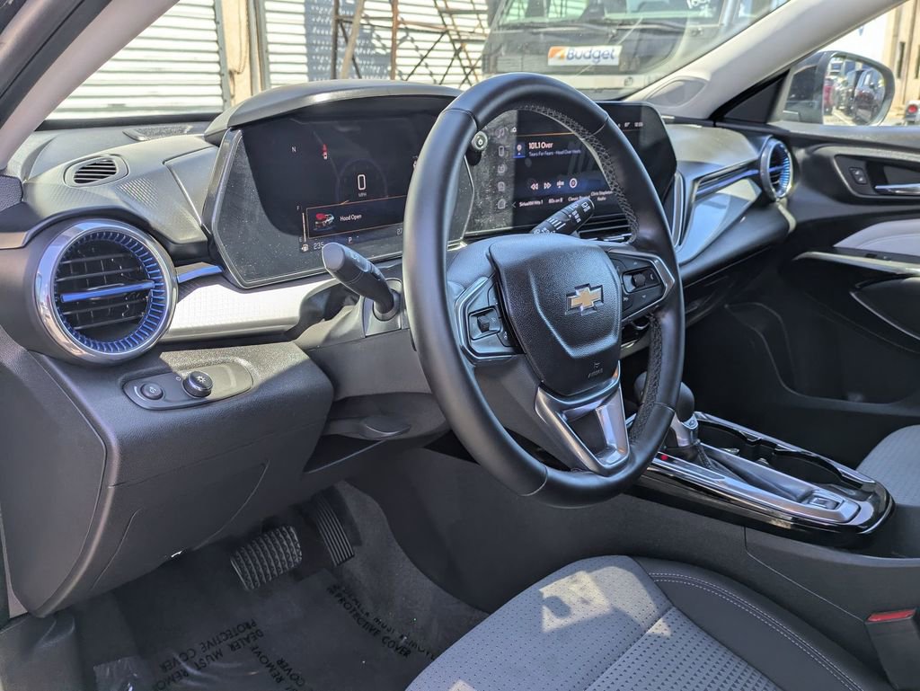 Used 2025 Chevrolet Trax LT w/ LT Convenience Package image 15