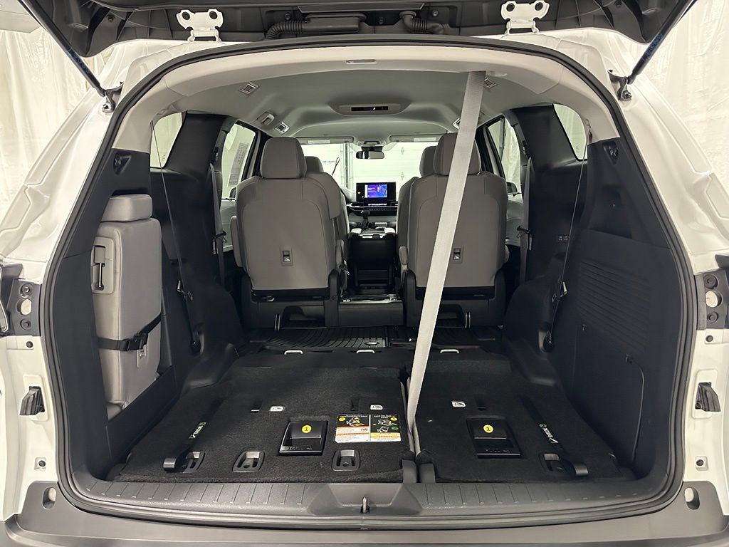 Used 2025 Toyota Sienna LE FWD image 49