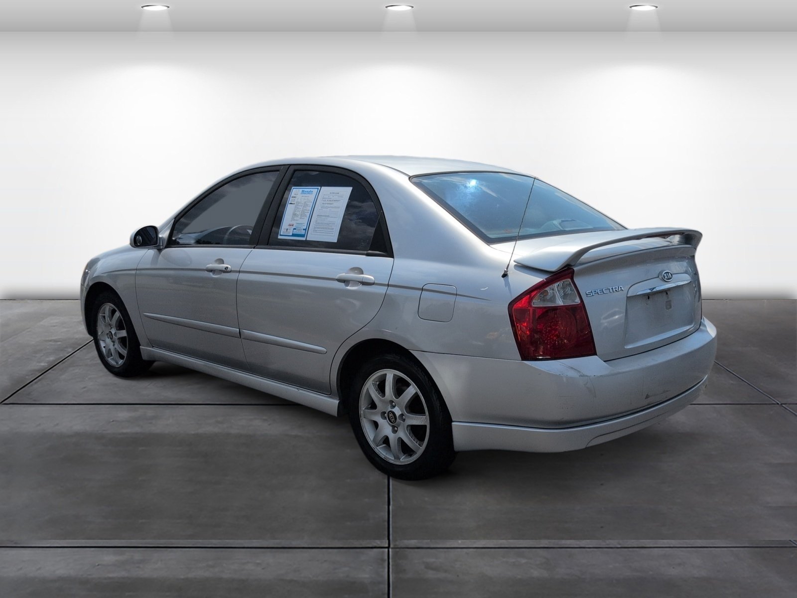 Used 2005 Kia Spectra LX FWD image 3
