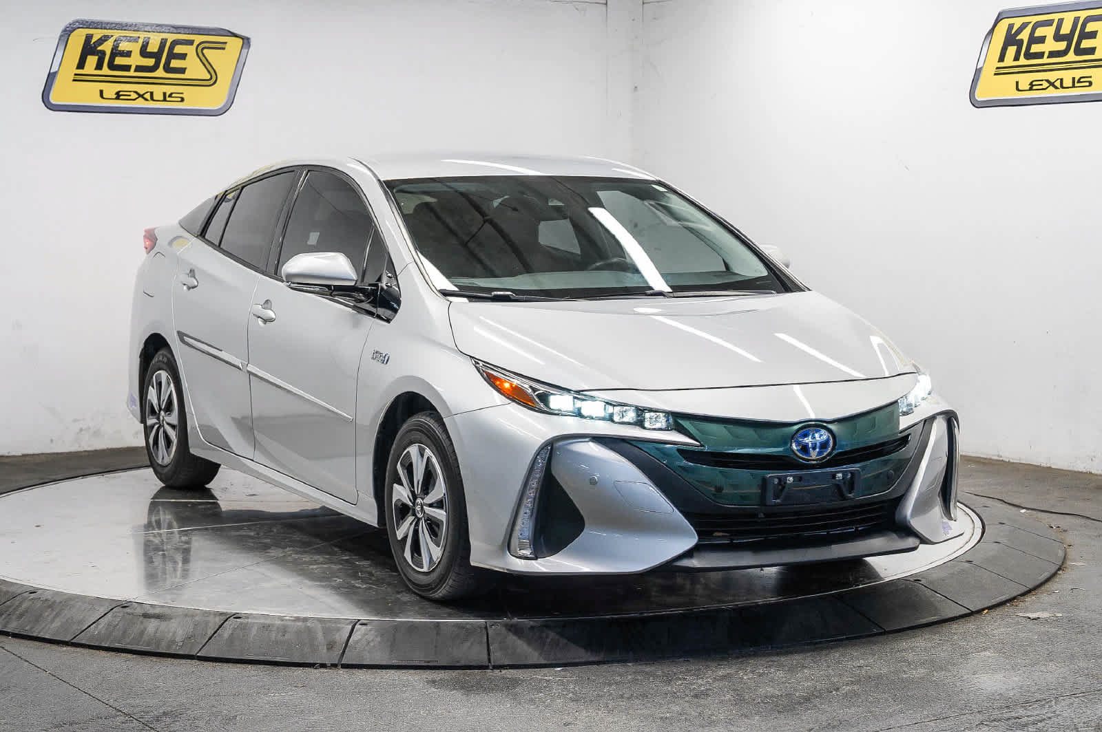 Used 2018 Toyota Prius Prime Premium w/ Carpet Mat Package FWD image 5