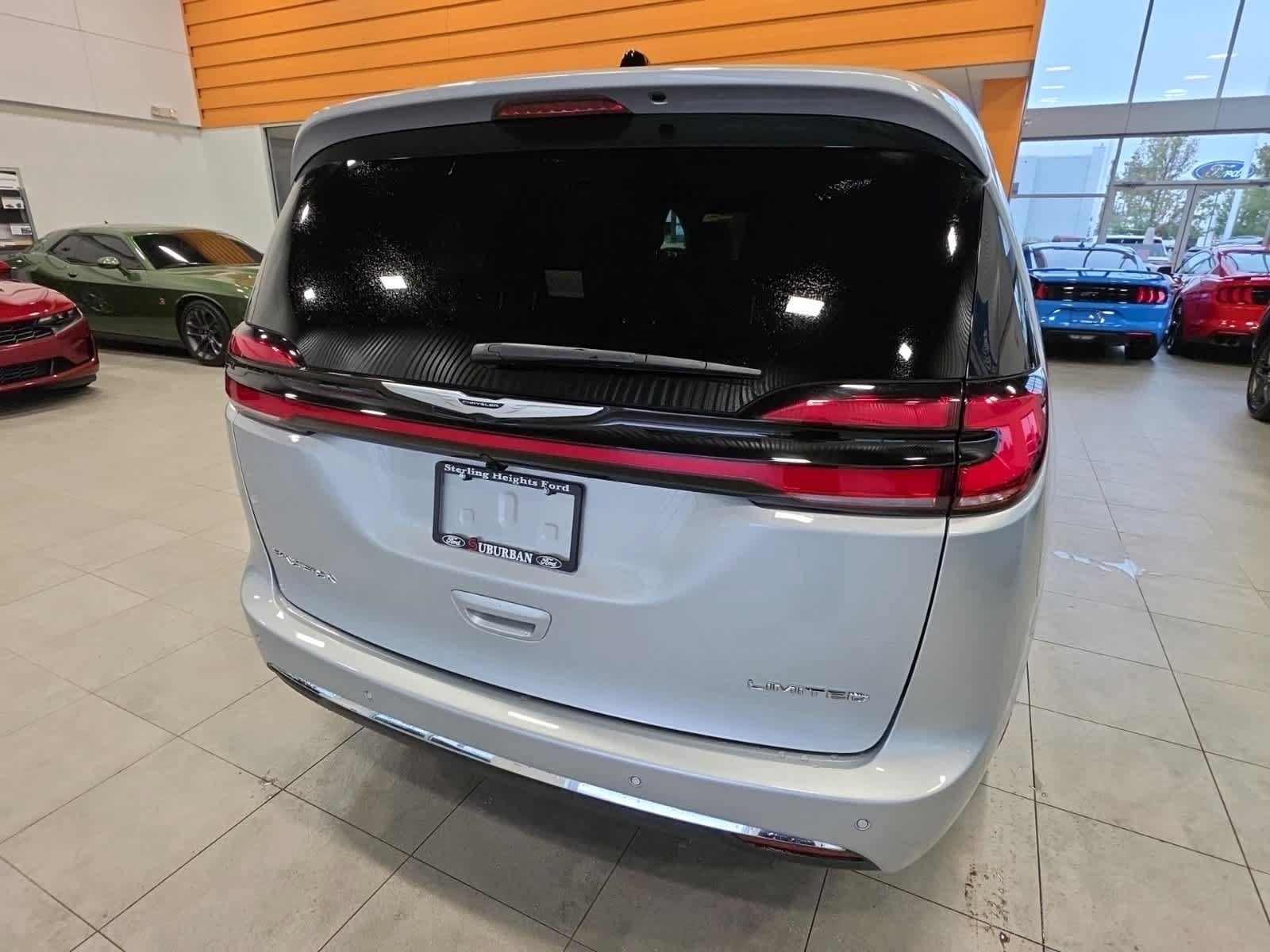 Used 2026 Chrysler Pacifica Limited FWD image 8