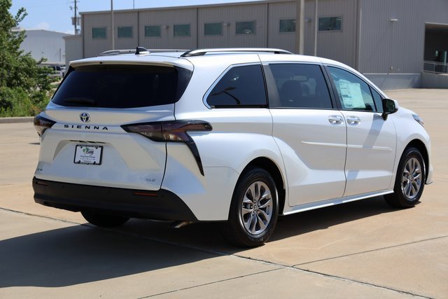New 2025 Toyota Sienna XLE image 8