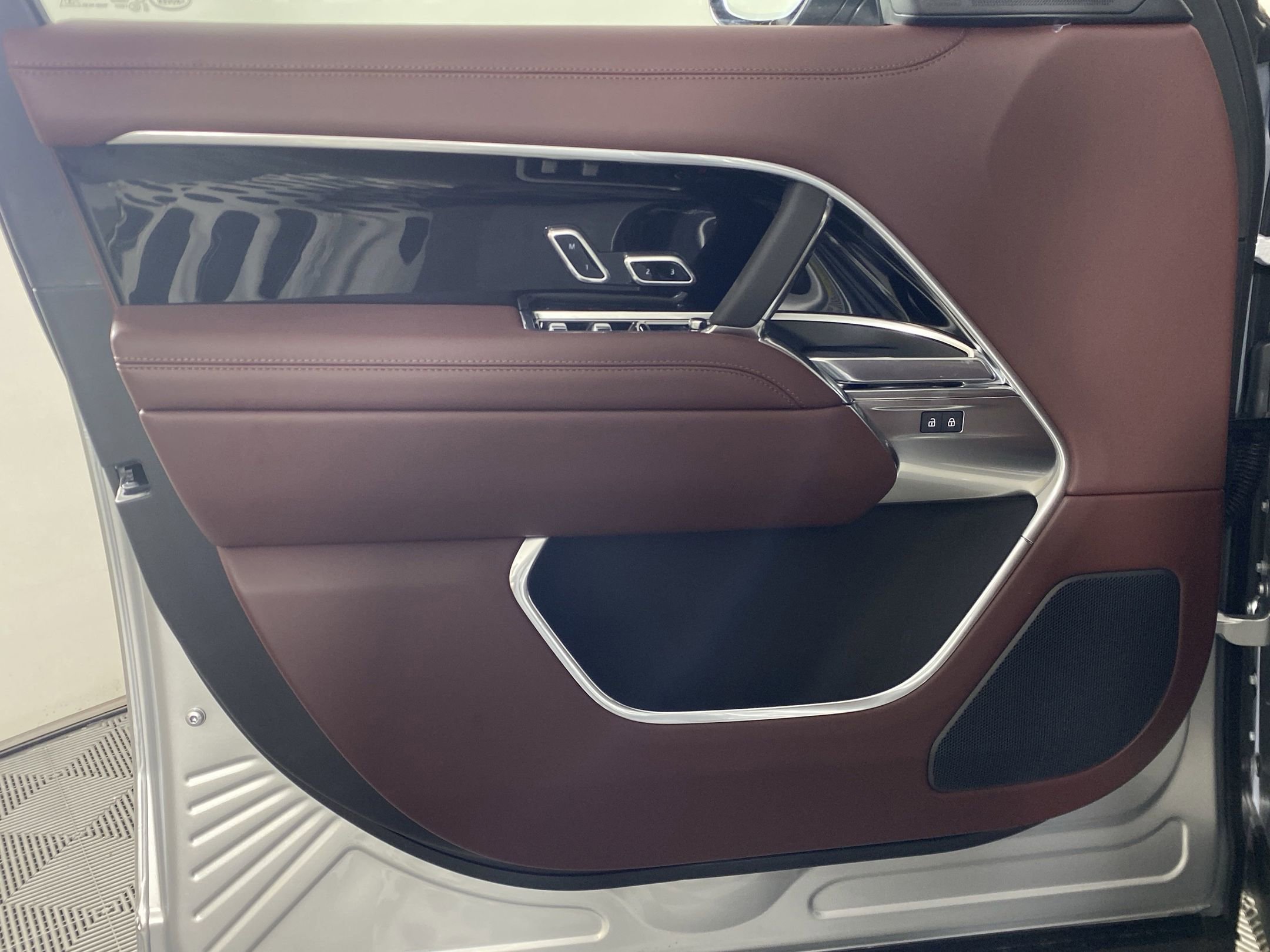 New 2025 Land Rover Range Rover SE image 16