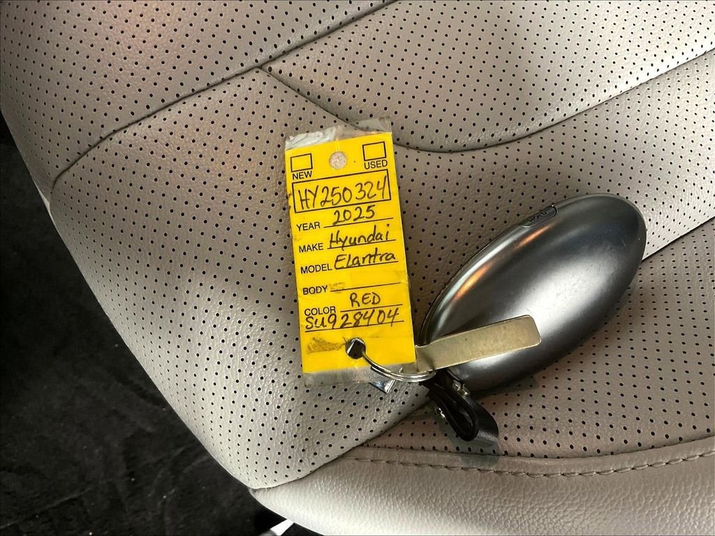 Certified 2025 Hyundai Elantra Limited FWD image 31