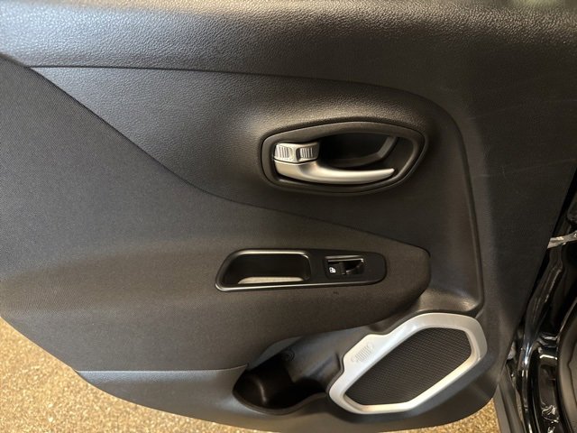 Used 2018 Jeep Renegade Latitude w/ Popular Equipment Group image 21