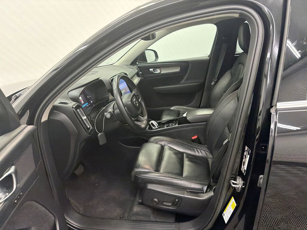 Used 2023 Volvo XC40 B5 Plus image 9