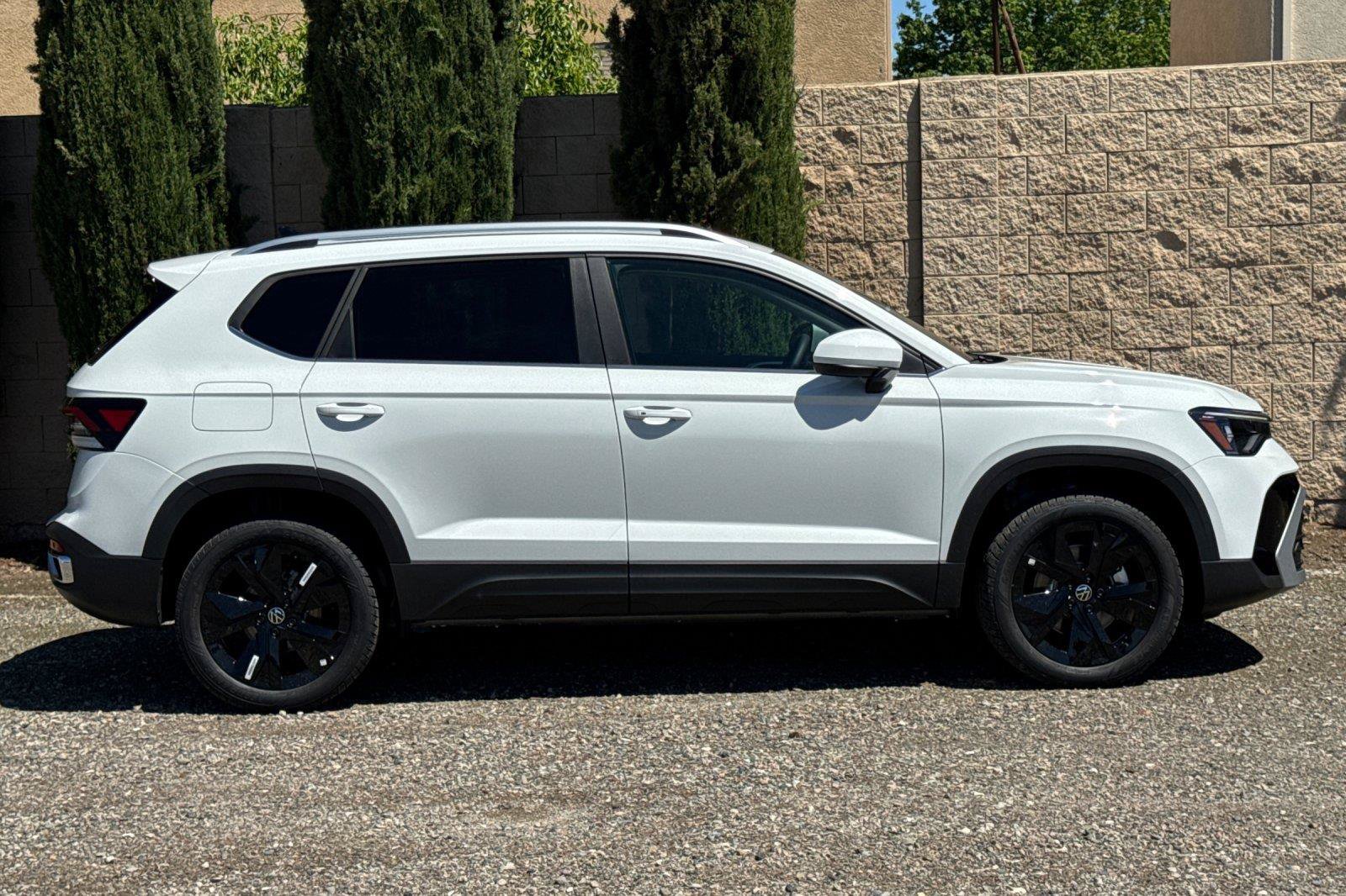 New 2026 Volkswagen Taos SE FWD image 2