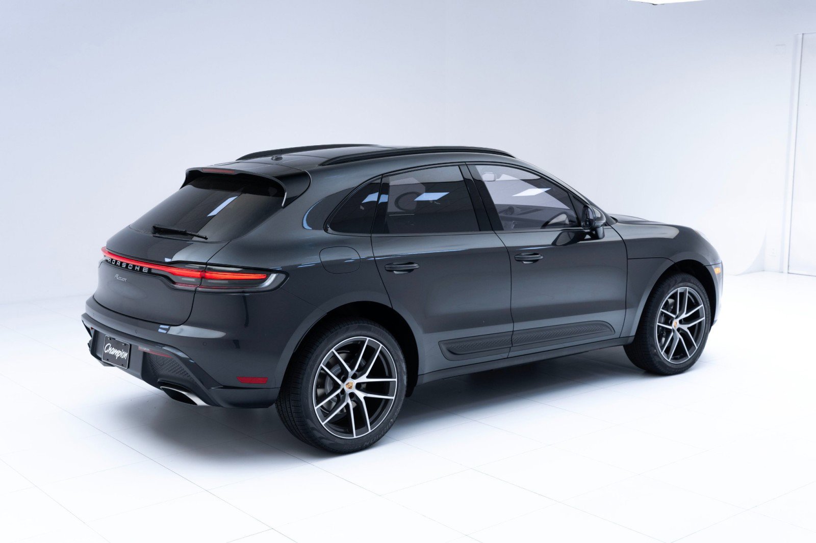 Certified 2025 Porsche Macan image 9