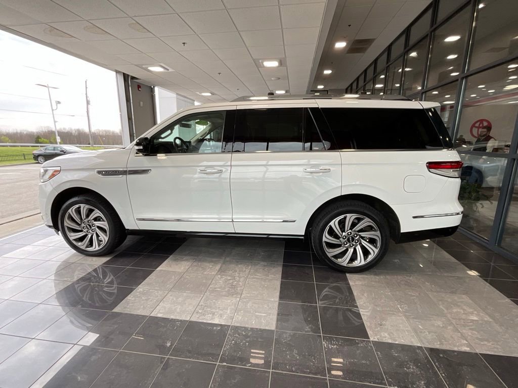Used 2023 Lincoln Navigator Reserve image 4