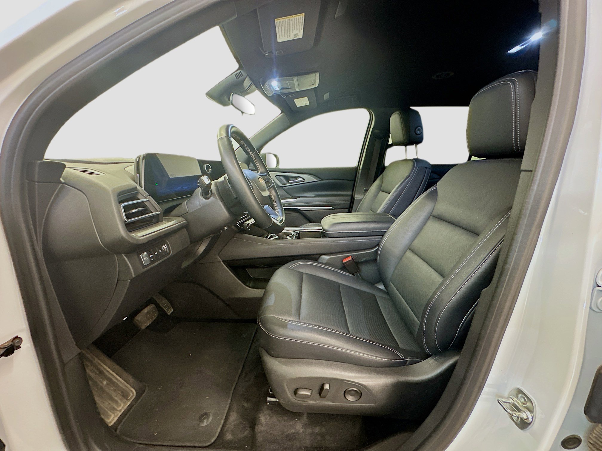 Used 2025 Chevrolet Traverse LT image 13