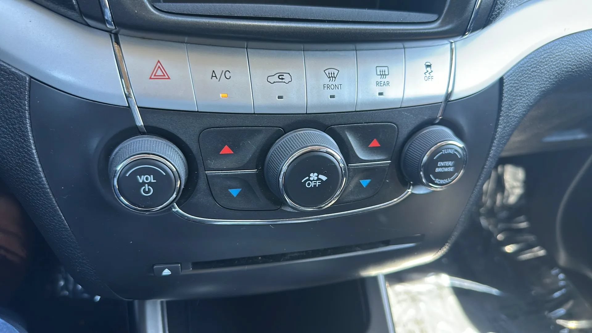 Used 2019 Dodge Journey SE w/ Premium Group FWD image 16