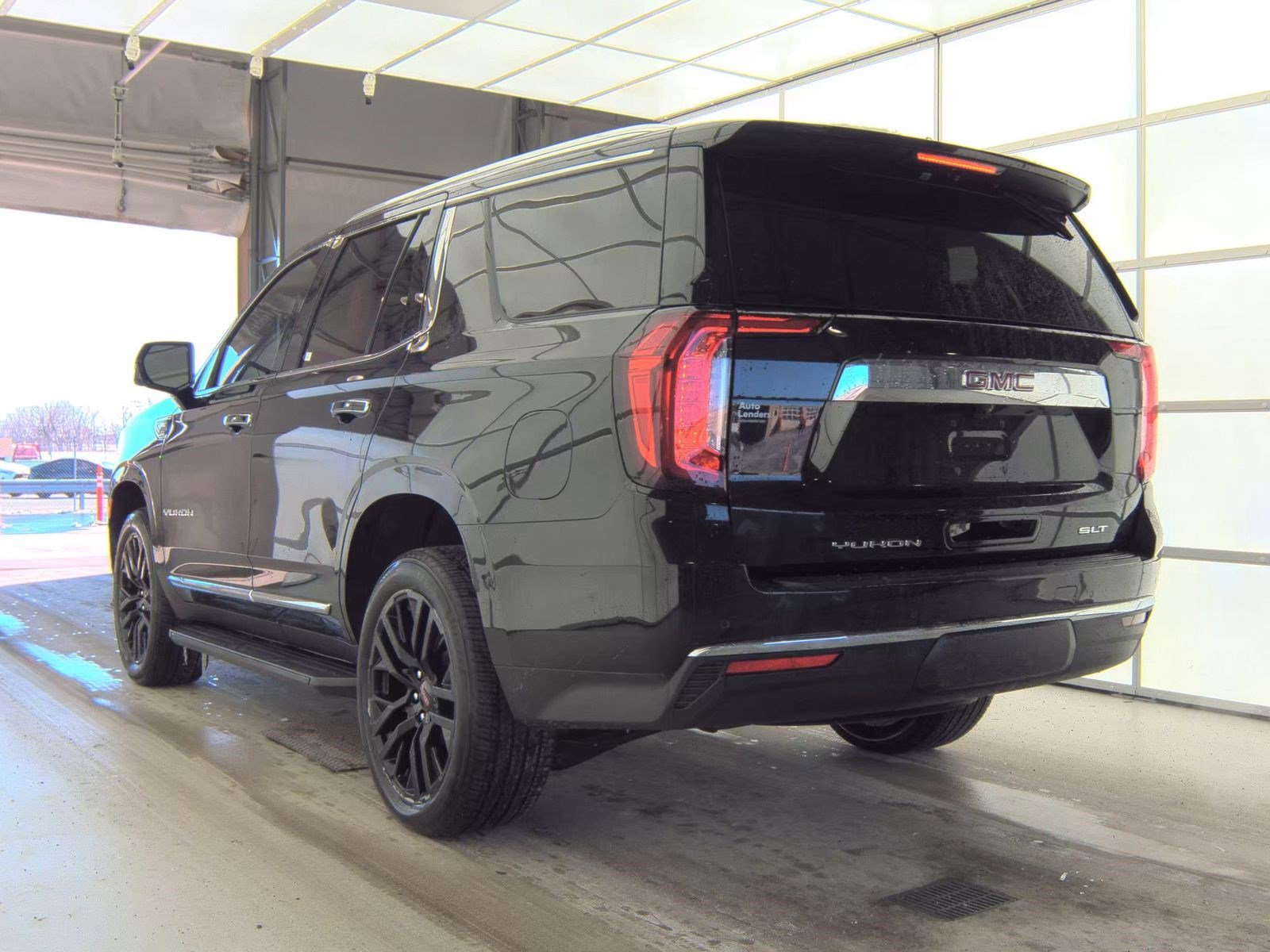 Used 2024 GMC Yukon SLT w/ SLT Luxury Package image 8