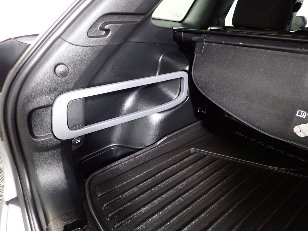 Used 2017 Jeep Cherokee Sport w/ Cold Weather Group image 18