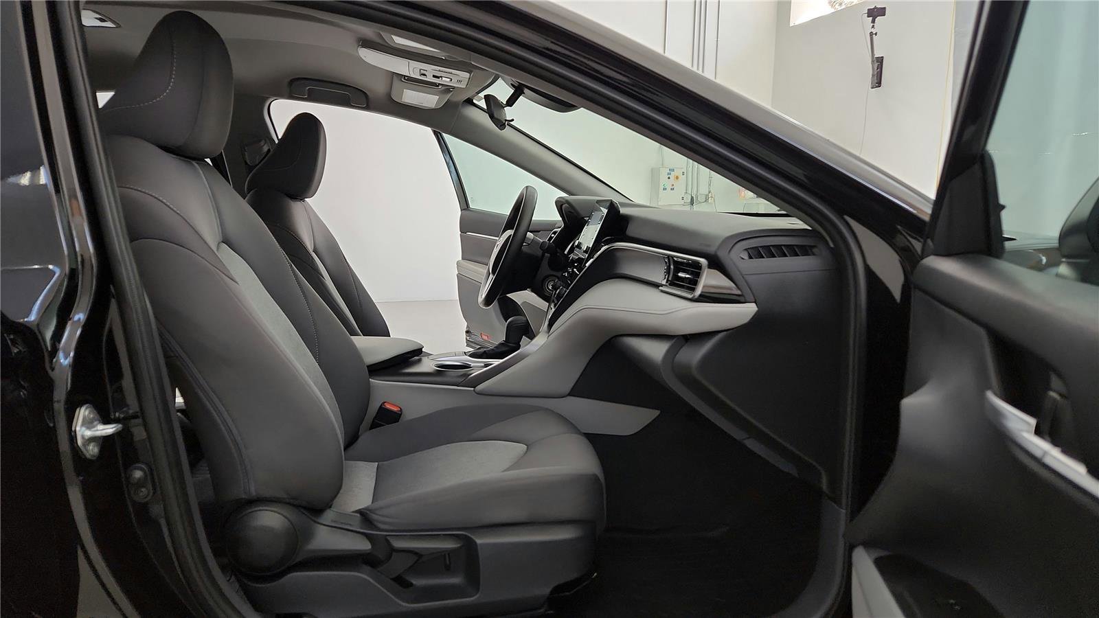 Used 2023 Toyota Camry LE FWD image 17