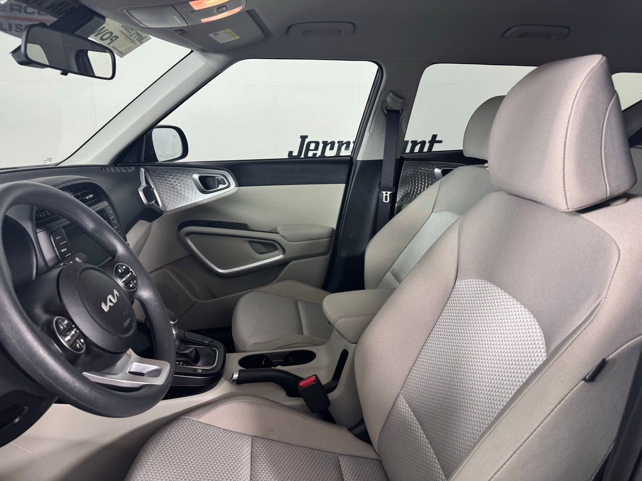 Used 2025 Kia Soul LX w/ LX Technology Package FWD image 17