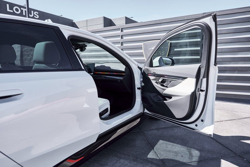 Used 2026 BMW 550e xDrive image 22