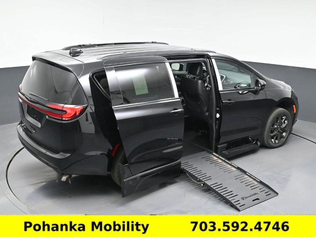Used 2026 Chrysler Pacifica Select w/ S Appearance Package FWD image 15