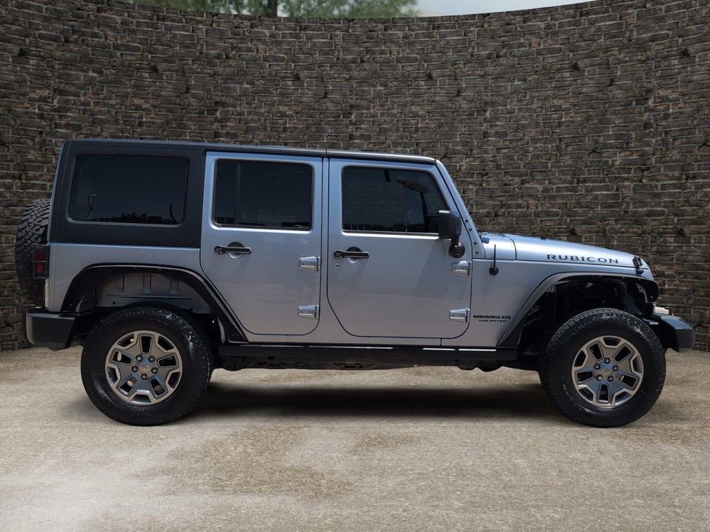 Used 2016 Jeep Wrangler Unlimited Rubicon w/ Connectivity Group AWD/4WD image 3