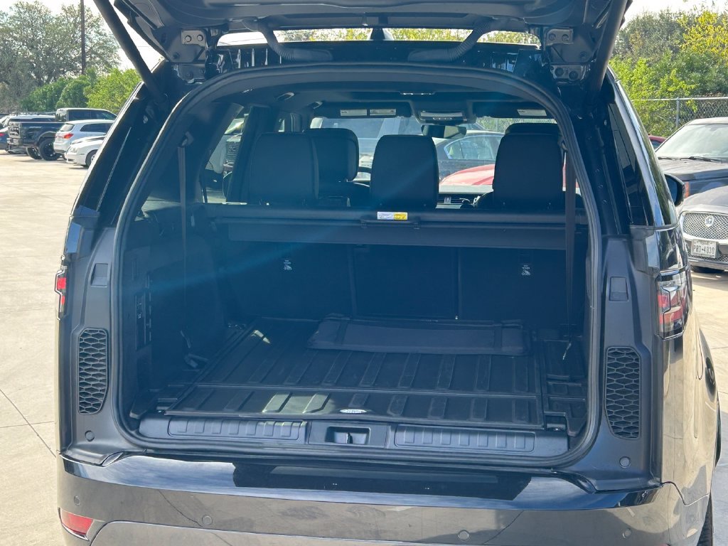 Used 2025 Land Rover Discovery Dynamic SE AWD/4WD image 15