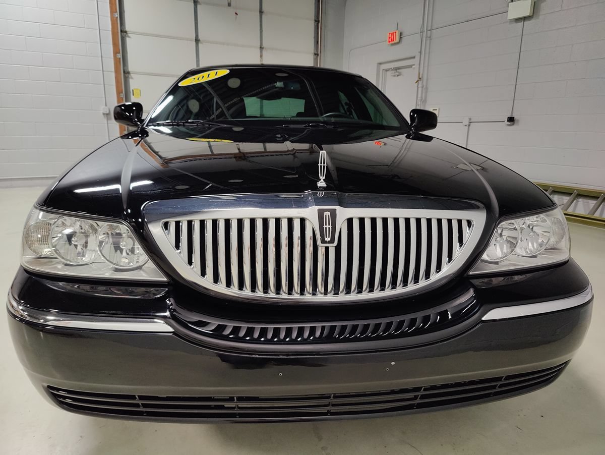 Used 2011 Lincoln Town Car Executive L RWD image 3