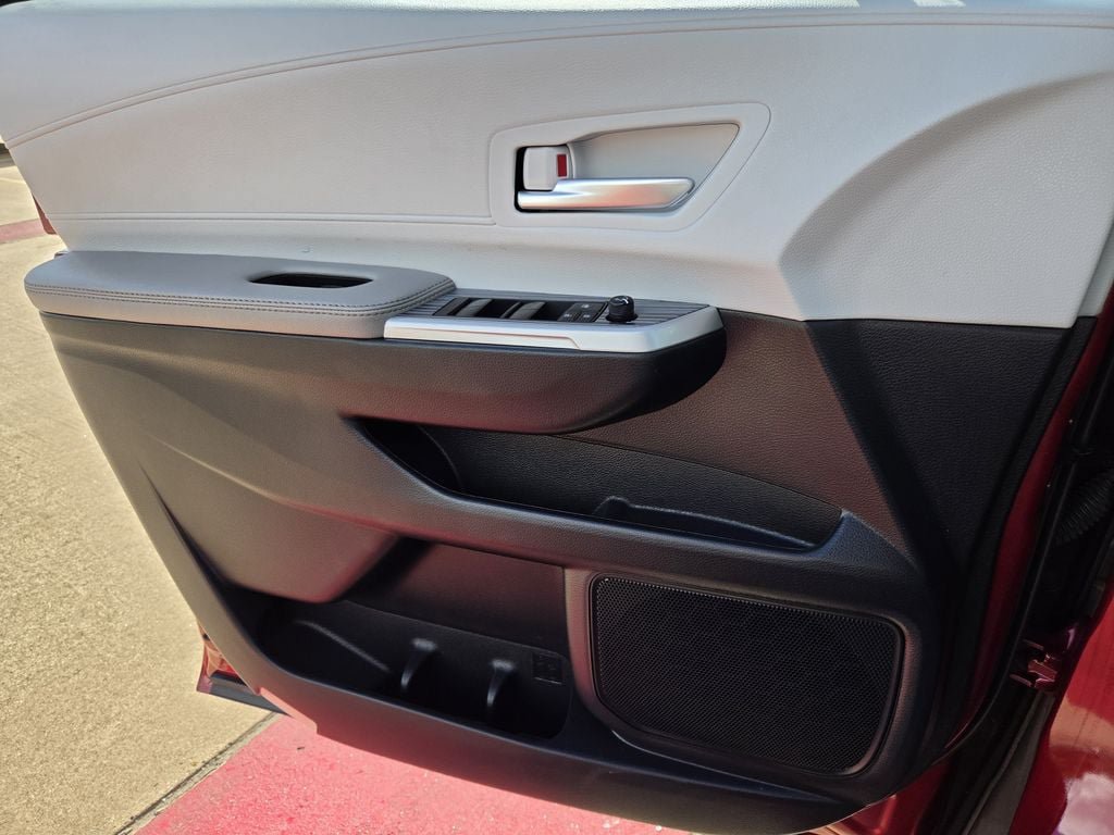 Used 2025 Toyota Sienna XLE FWD image 26