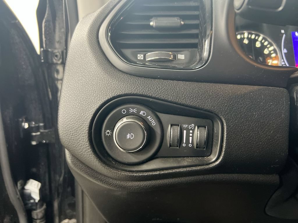 Used 2018 Jeep Renegade Altitude FWD image 18