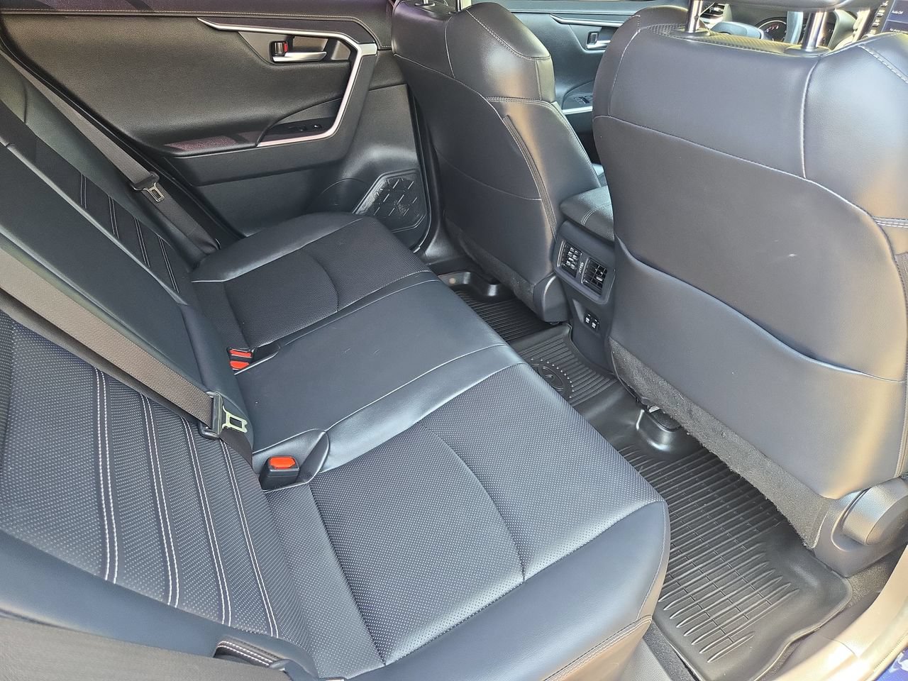 Used 2020 Toyota RAV4 Limited FWD image 11