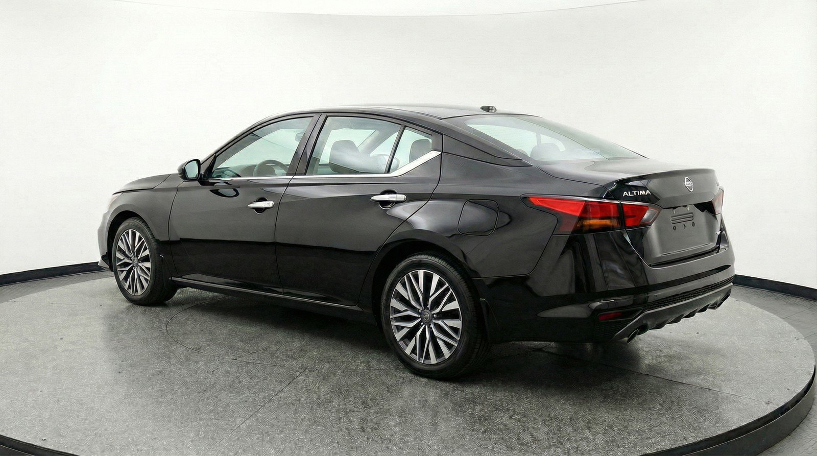 Used 2025 Nissan Altima 2.5 SV image 6