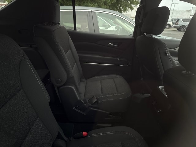 Used 2025 Chevrolet Traverse LT FWD image 4