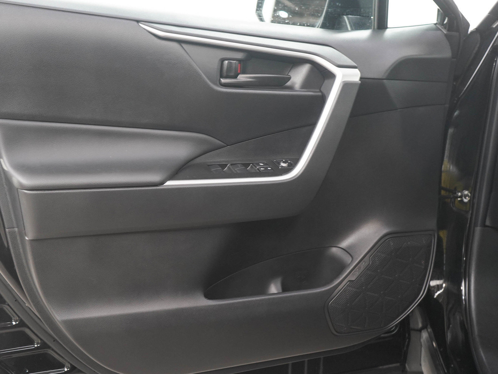 Used 2025 Toyota RAV4 LE FWD image 18