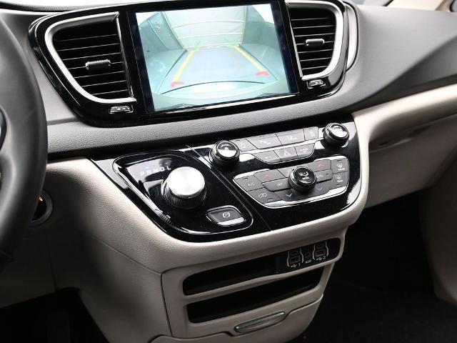 Used 2023 Chrysler Pacifica Touring-L image 37