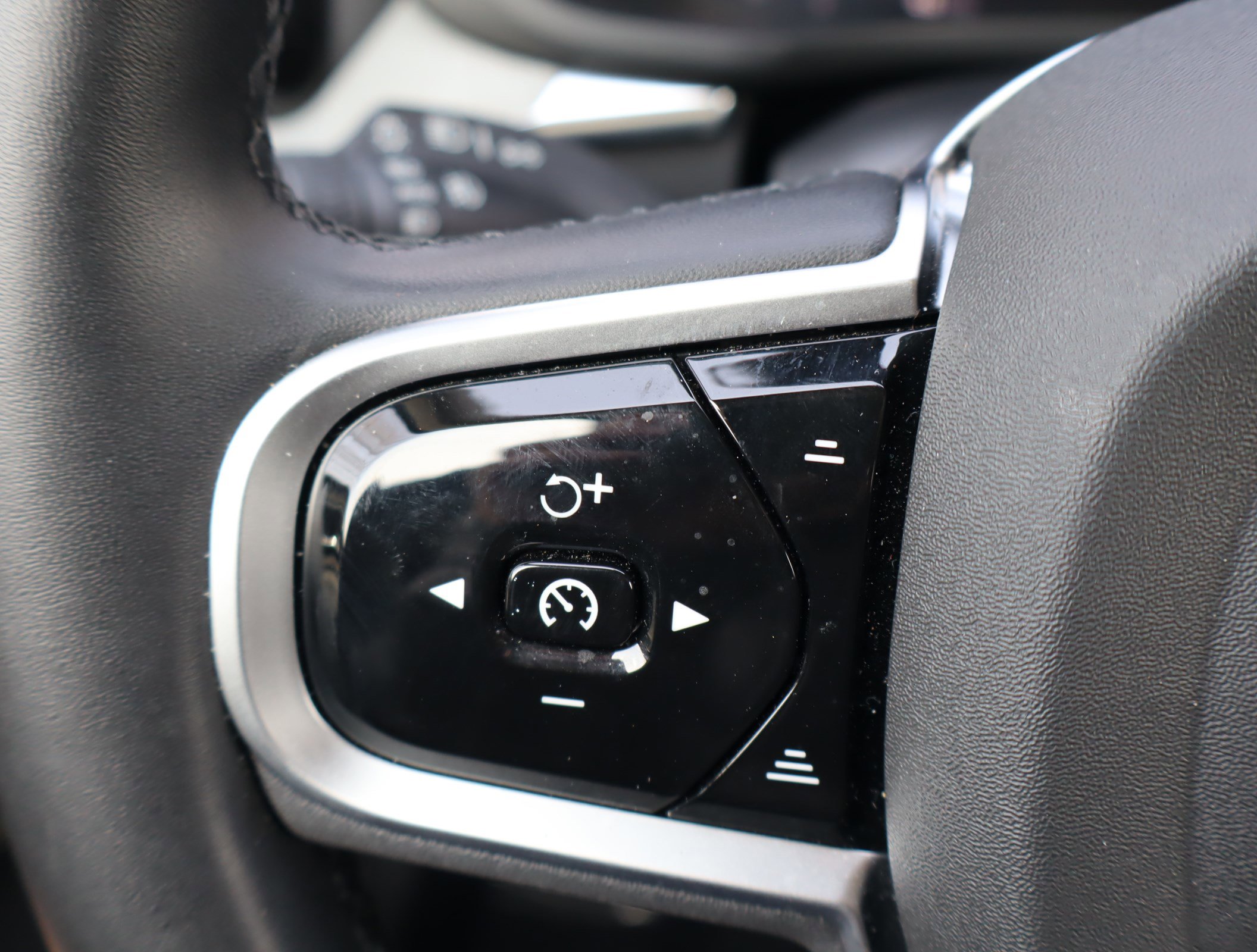 Used 2025 Volvo XC60 B5 Plus image 21