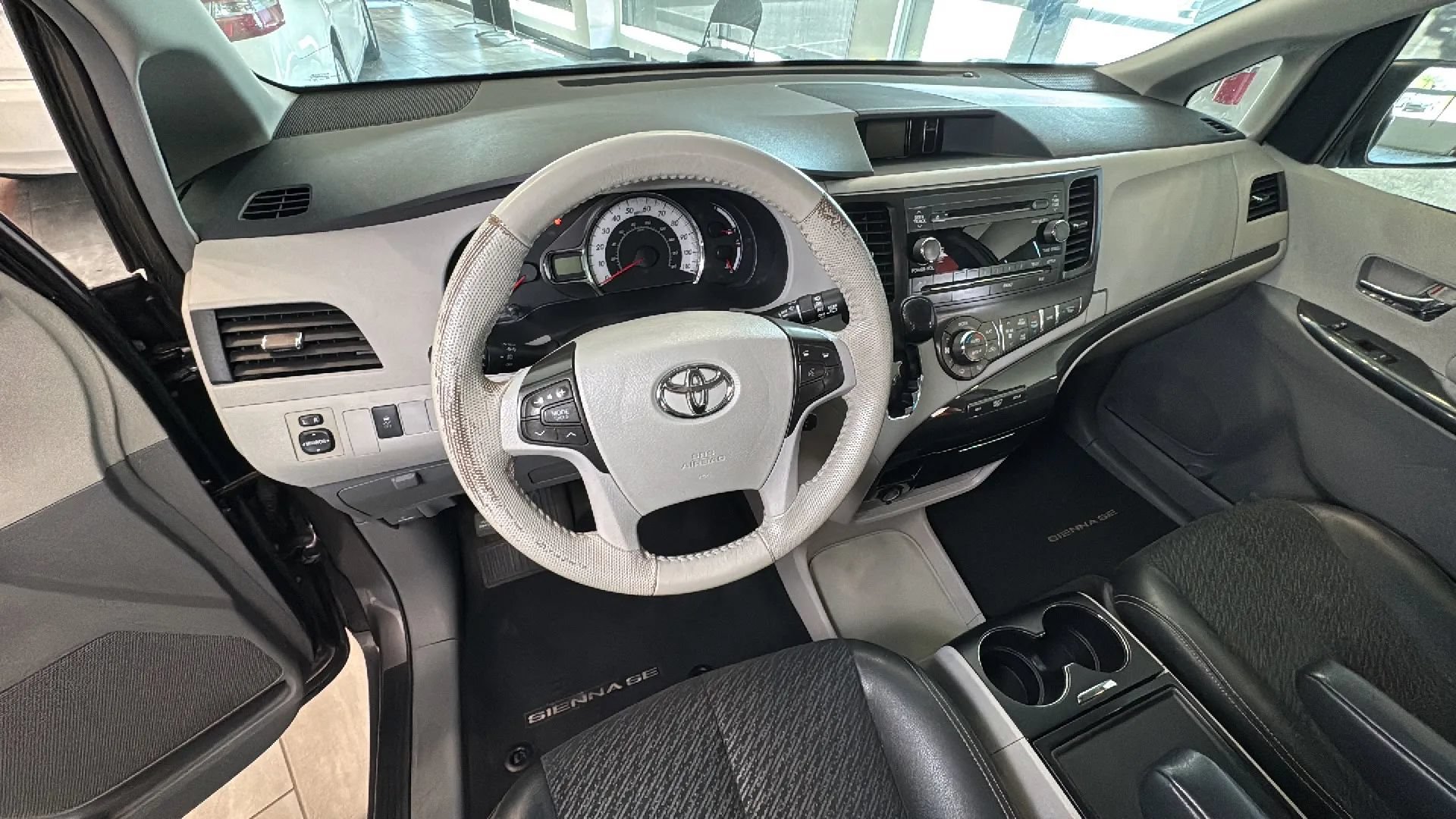 Used 2014 Toyota Sienna SE FWD image 36