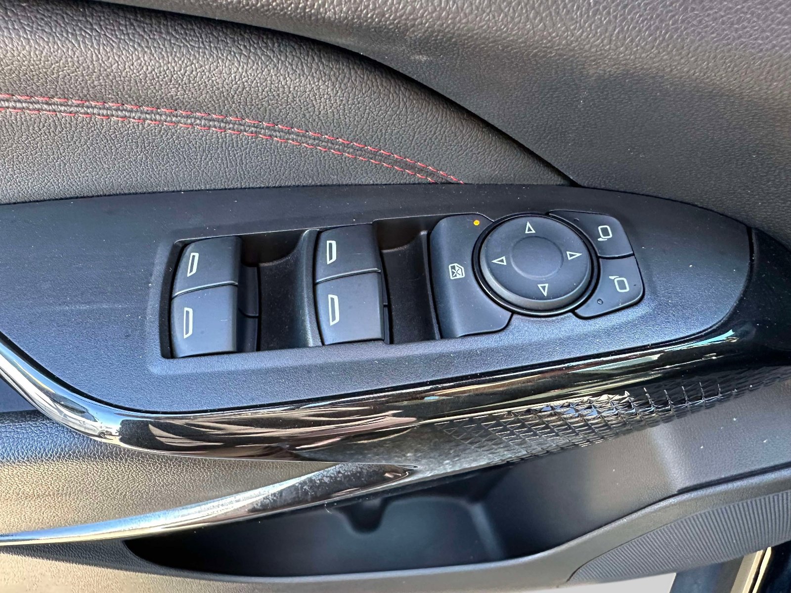 Used 2024 Chevrolet Trax RS w/ Sunroof Package FWD image 16