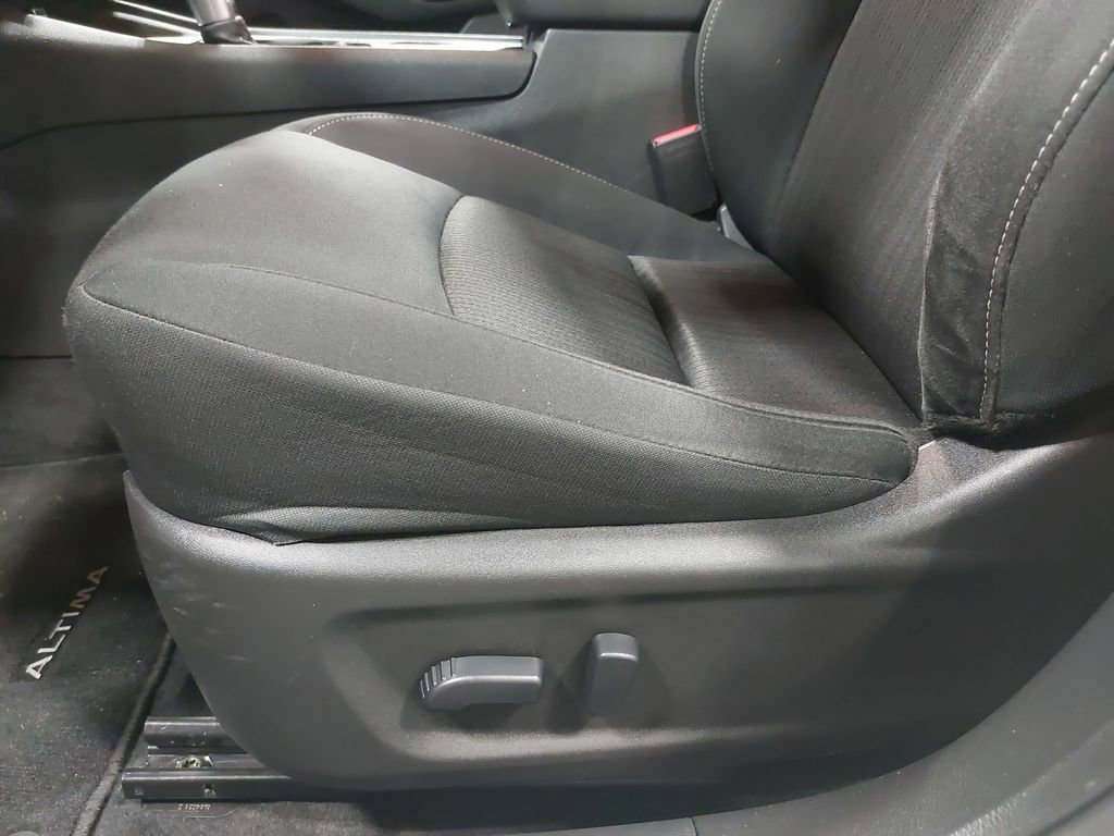 Used 2025 Nissan Altima 2.5 SV FWD image 29
