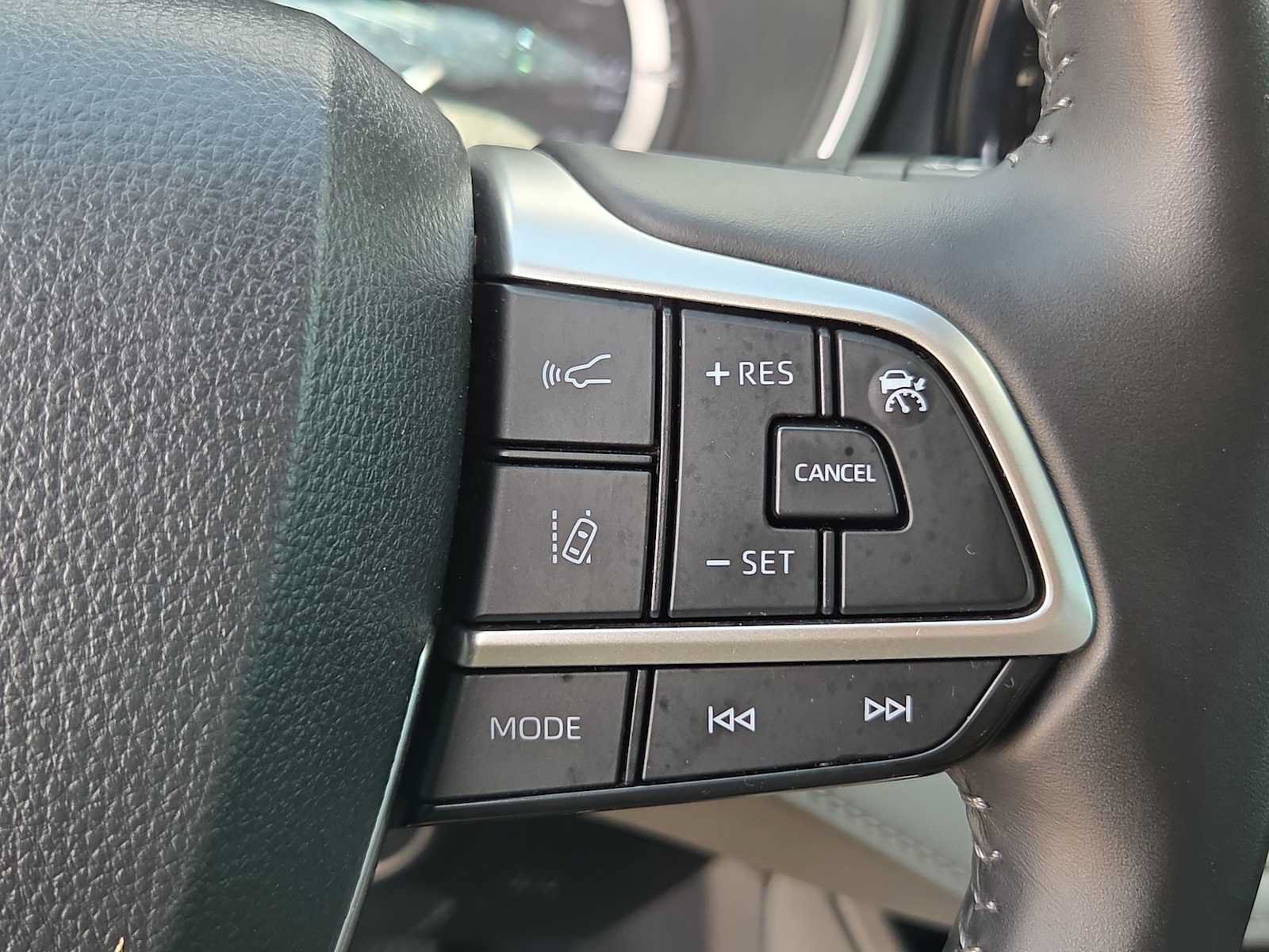 Used 2024 Toyota Highlander XLE FWD image 23