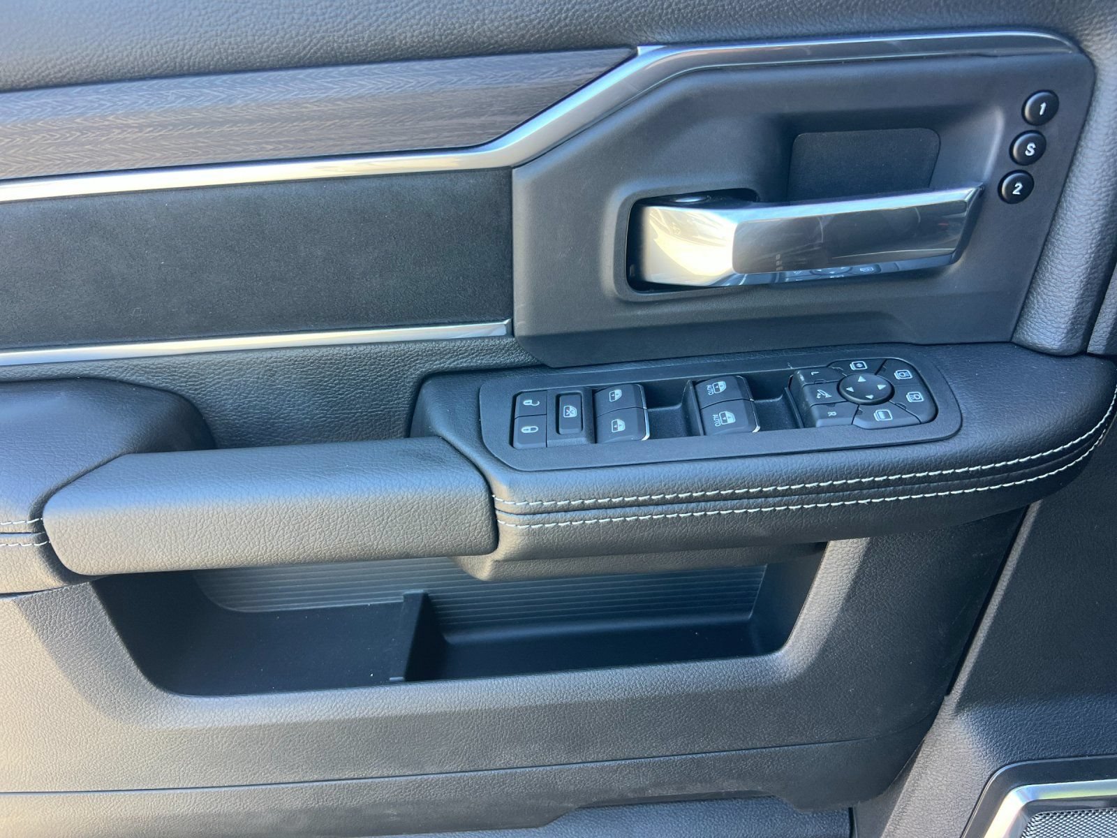 New 2026 RAM 2500 Laramie AWD/4WD image 11